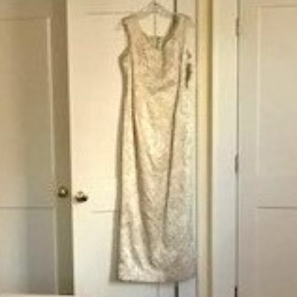 🆕 NWT Elegant Ivory Gown with Gold Metallic thread (Formal or Wedding Dress) - Picture 3 of 11